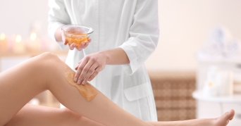 Sugaring auf haarfreiem Fuß einer Dame