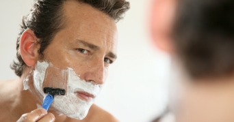 Man zeigt, wie man sich richtig rasiert