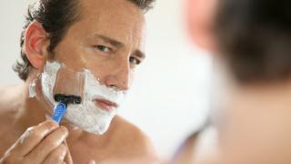 Man zeigt, wie man sich richtig rasiert