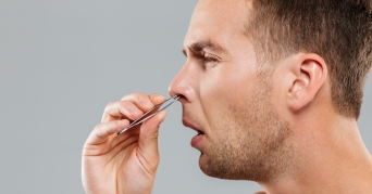 Man zeigt, wie Nasenhaare entfernen funktioniert