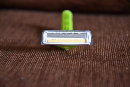 Einwegrasierer auf Hintergrund