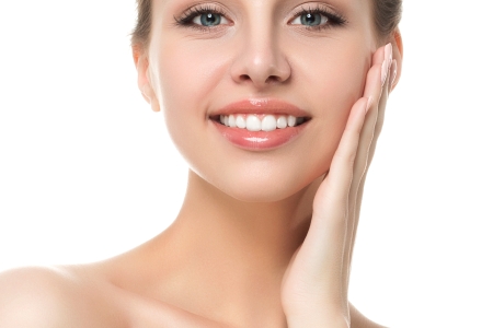 Frau mit glatter und schöner Haut im Gesicht