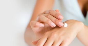 Frau behandelt IPL Nebenwirkungen mit Creme