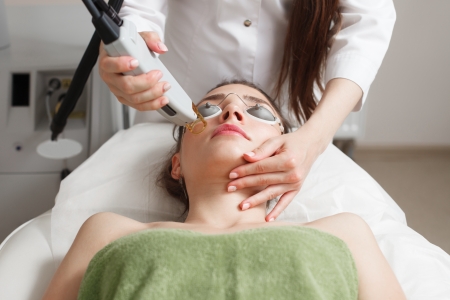 Frau bekommt eine Laser Epilation im Studio