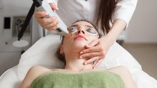 Frau bekommt eine Laser Epilation im Studio