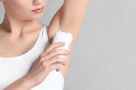 Frau testet Braun Epilierer an ihren Achseln