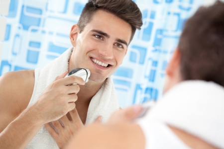 Philips Rasierer Mann rasiert sich mit Philips Rasierer