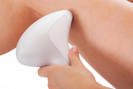 Frau mit IPL Haarentfernungsgerät