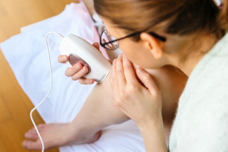 Frau zeigt, wie Haare lasern funktioniert