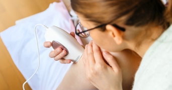 Frau zeigt, wie Haare lasern funktioniert