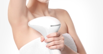 Frau macht Erfahrungen mit IPL Haarentfernung