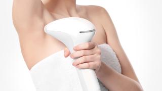 Frau macht Erfahrungen mit IPL Haarentfernung