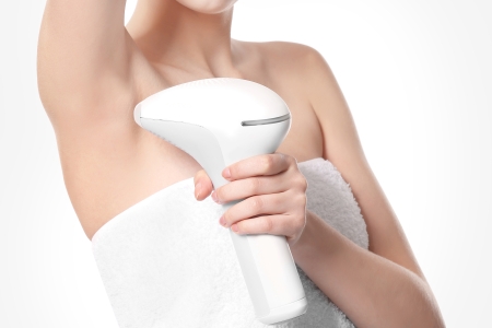 Frau macht Erfahrungen mit IPL Haarentfernung