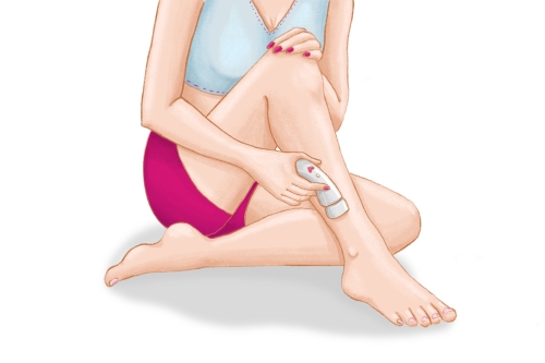 Frau rasiert Wade mit Elektrorasierer