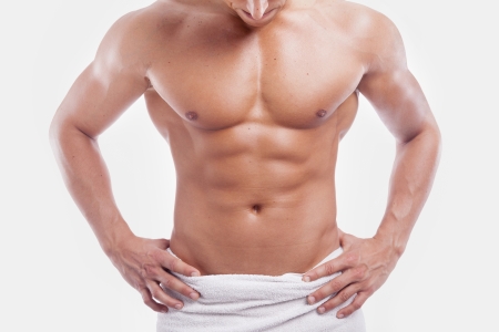 Mann mit glatter Brust dank Enthaarungscreme für Männer