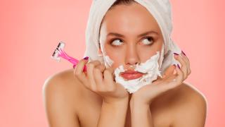 Frau zeigt, wie Gesichtshaare entfernen funktioniert