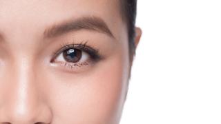 Schönes Frauengesicht dank Veet Sensitive Precision Beauty Styler