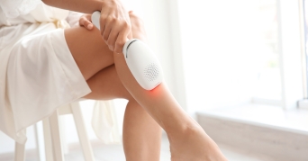 Frau mit Erfahrung verwendet Philips Lumea IPL