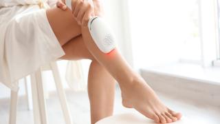 Frau mit Erfahrung verwendet Philips Lumea IPL