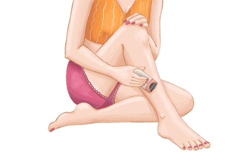Frau epiliert Bein