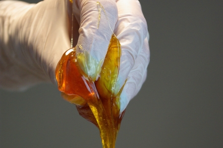 Hand mit Handschuhe und Zuckerpaste