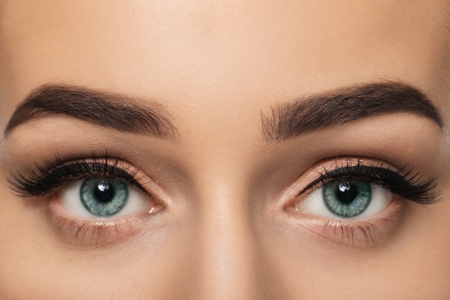 Frau mit schönen Augenbrauen Formen