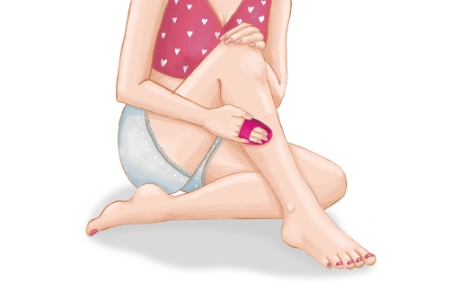 Frau benützt Enthaarungspad an Wade