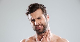 Mann von vorne mit Rasurbrand