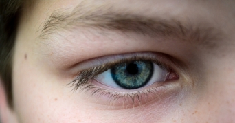 Frau mit rasierten Augenbrauen mit Augenbrauenrasierer